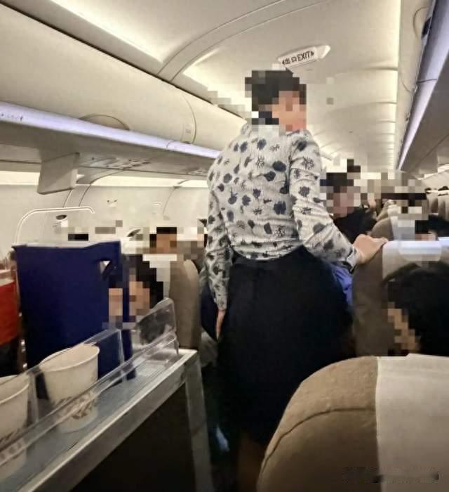 东航通报！餐车蹭到手肘就大闹，威胁要踹空姐，网友：拉入黑名单