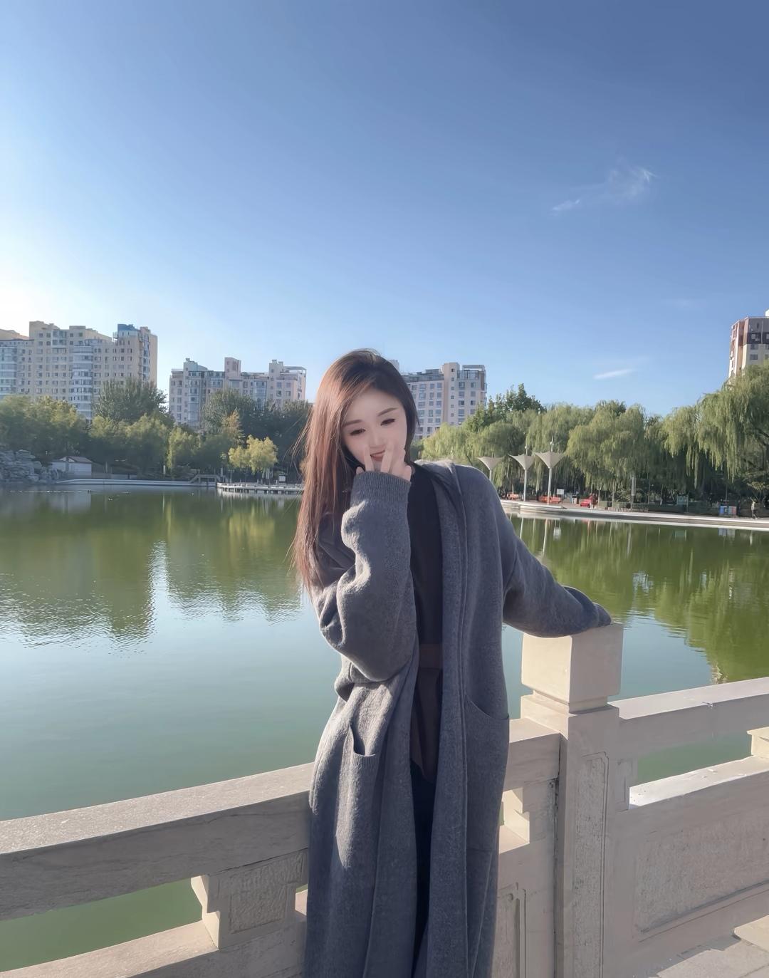 阳光下的少女，静享湖畔时光🌞💦