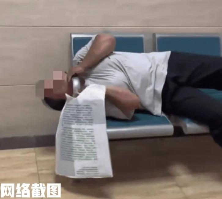 天津有一男子在医院看病。

男子在看病等待排队的过程里，选择到一处有靠椅的地方休