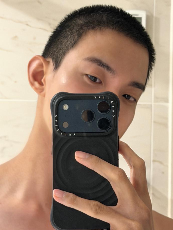李硕珉入伍寸头照 SEVENTEEN李硕珉今日入伍，他晒了寸头照。 ​​​