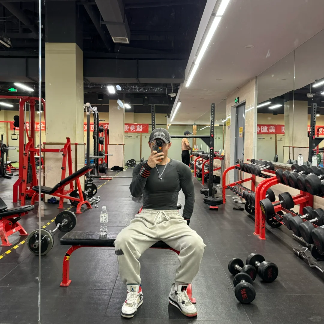 今天是虚弱的肌肉男