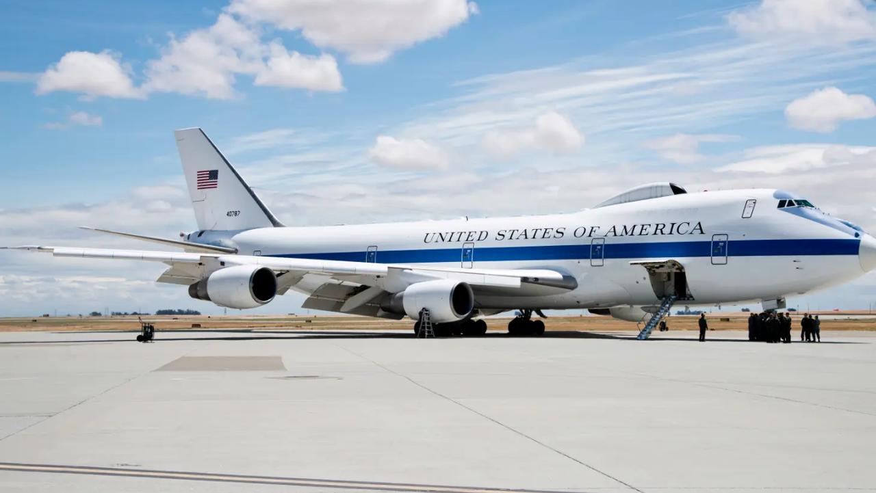 美军“末日飞机”罕见现身洛杉矶机场引猜测，五角大楼证实：赫格塞思当时在机上。
这