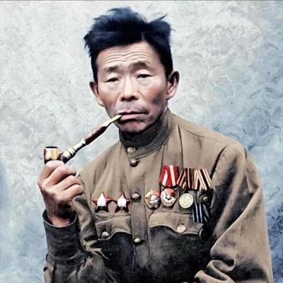 1941年，一名身材矮小的木匠被征召进入苏联红军担任火头兵，然而出人意料的是，在