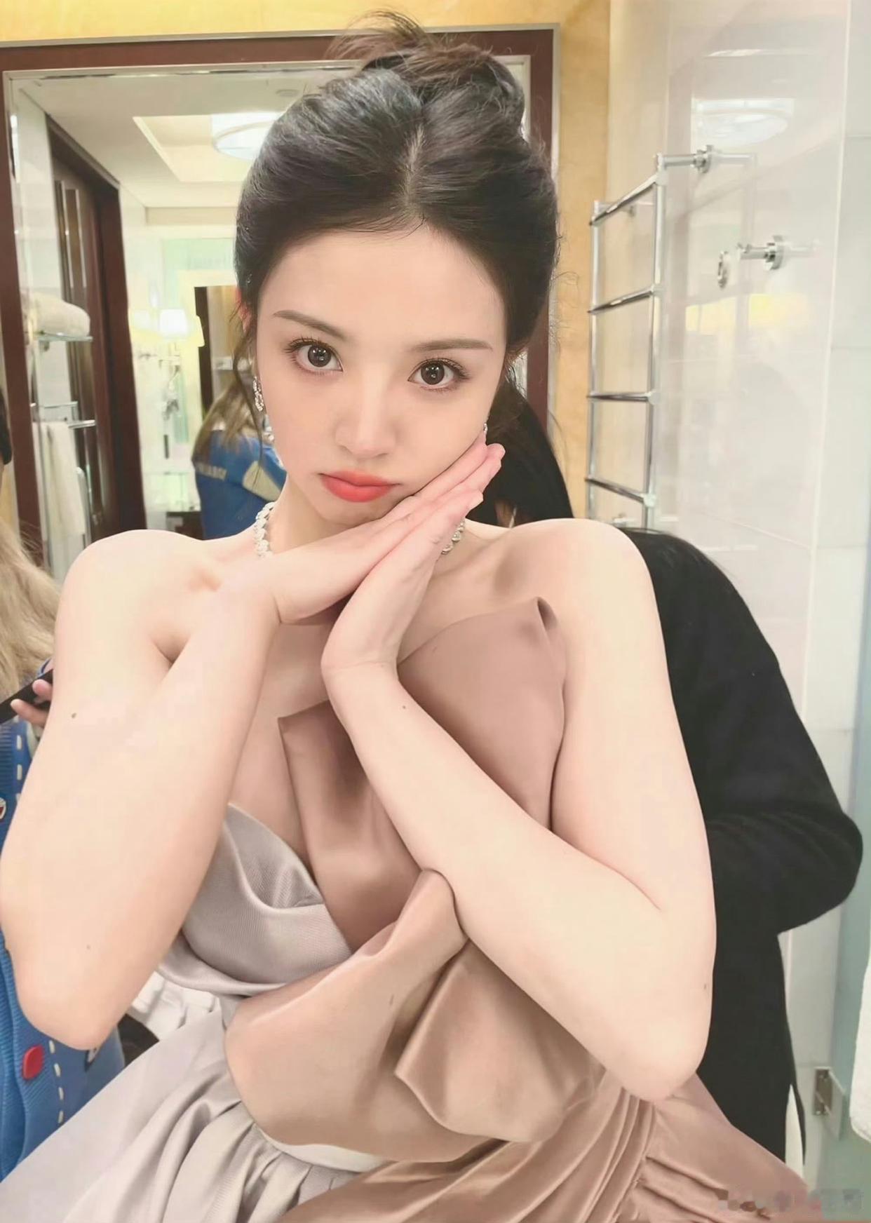 田曦薇好可爱，一身礼服穿搭，梨涡浅浅甜笑可人。阳光信用每日一善