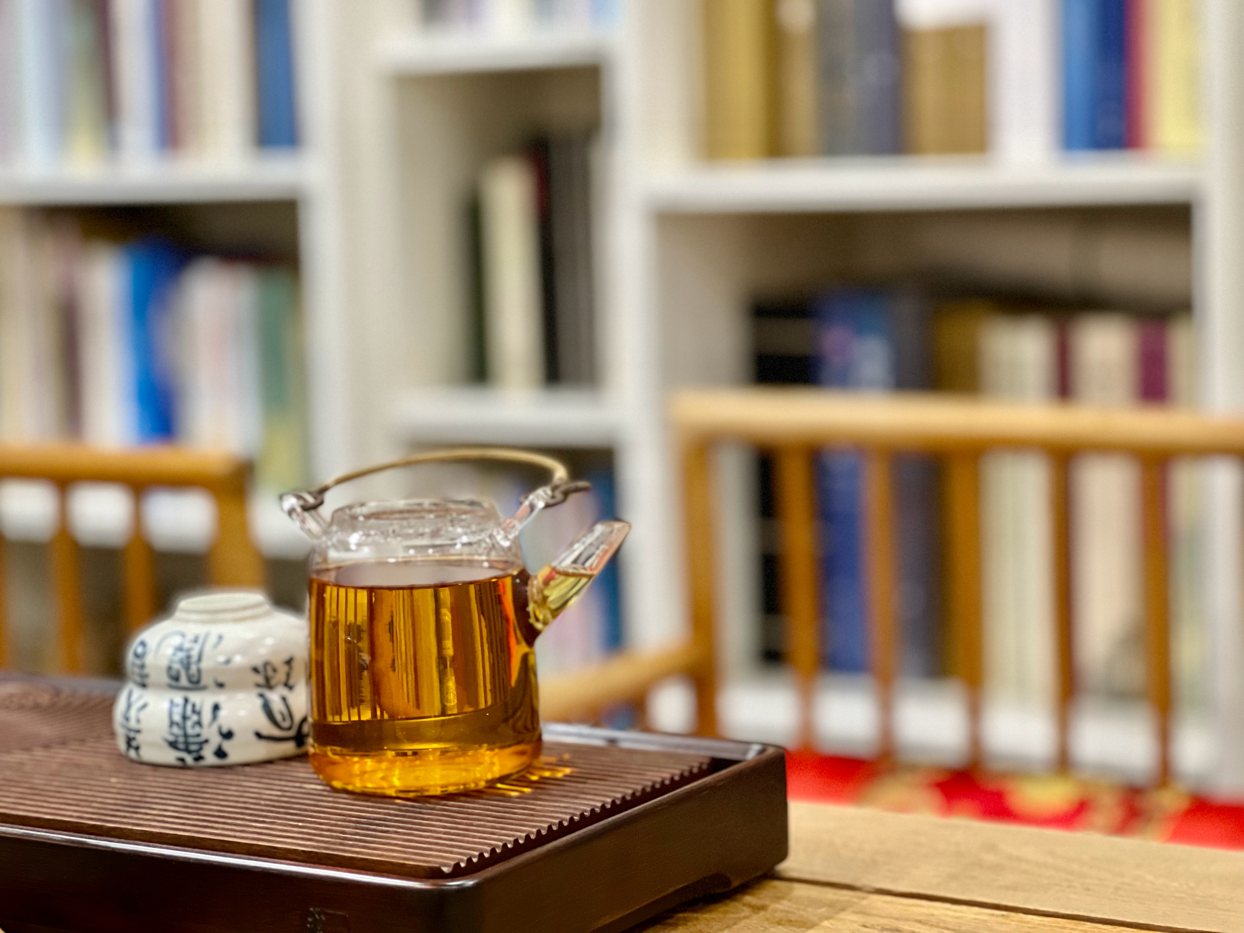 今夜泡一壶清茶，静静安坐。世事疏朗，浮生清简。宜兴出产的丹凝红茶甘醇适口，寻常烟