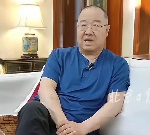 直播间里红着眼喊“爸爸老了”，想靠一场眼泪就把二十多年的缺席一笔勾销，结果巴图轻