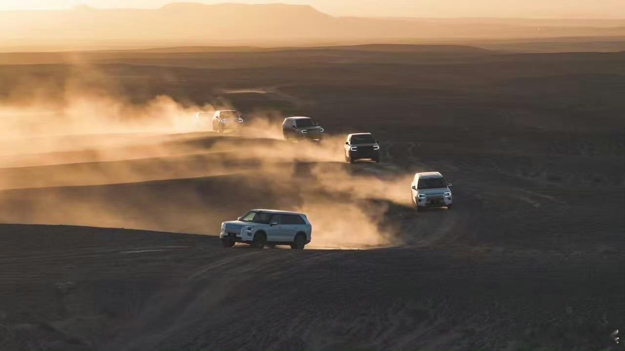 看到神舟英雄凯旋，现场那几辆护航的极氪9X真是帅到心坎里！这可是国产新能源车第一