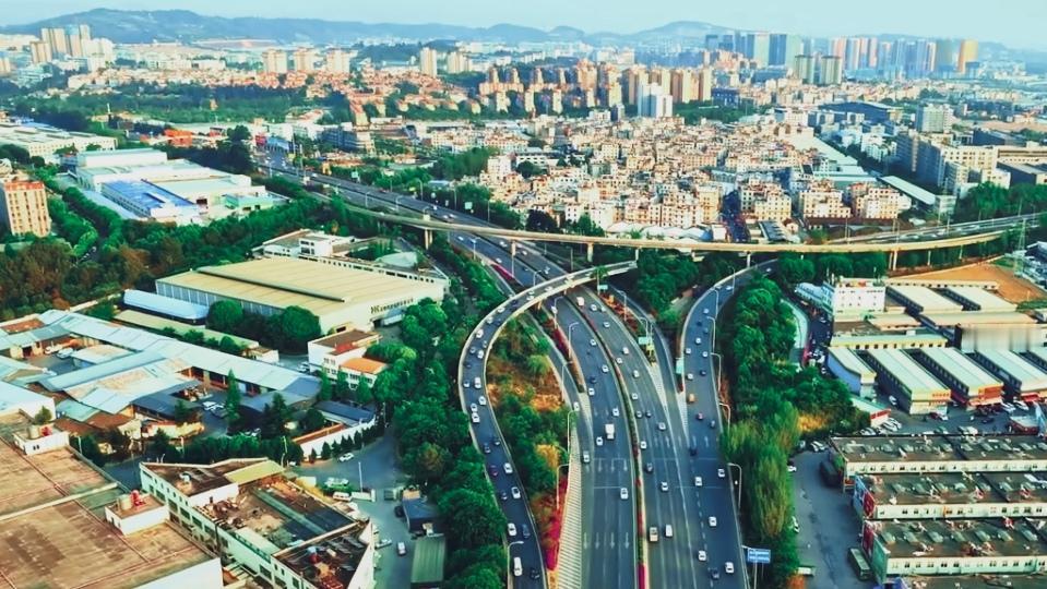 🔥终于动了！汕昆高速鸣泉村立交要改造，昆明人告别常年拥堵
昆明车主苦鸣泉村立交