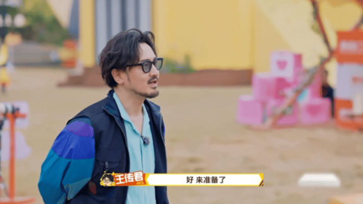 王传君看上了综艺导演的岗位王传君穿上导演马甲，真有导演那个味儿了，走戏指挥简直不