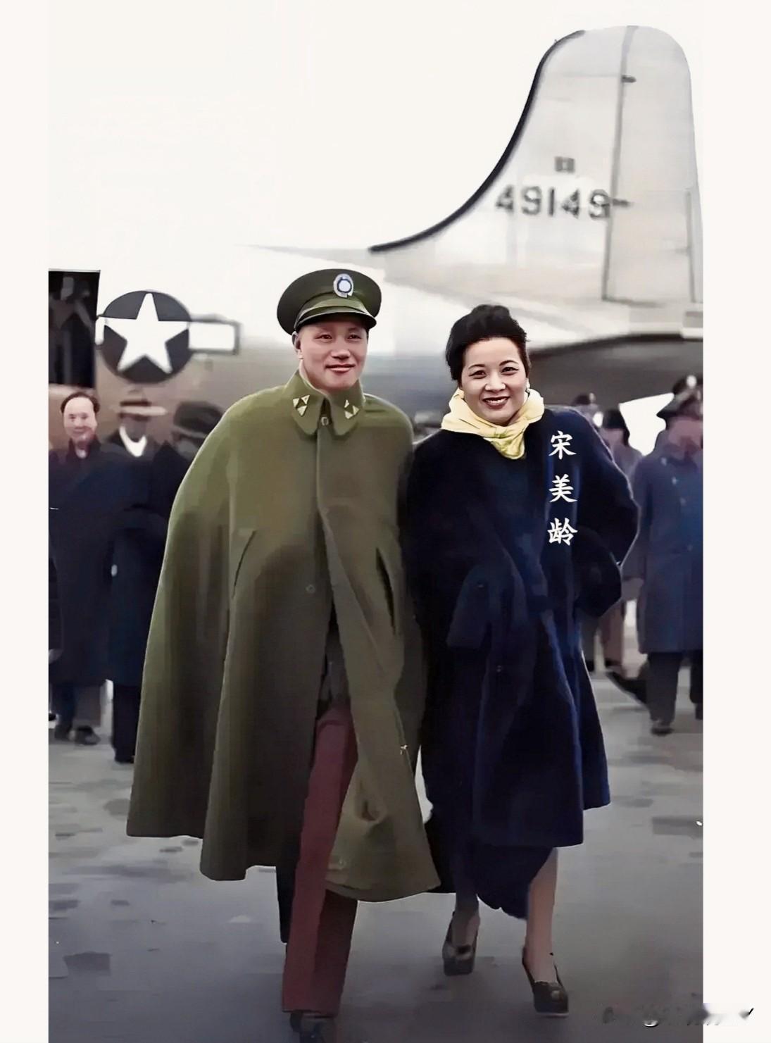 这才是1947年49岁宋美龄在延安机场的真实貌相，这并非演戏，也不是电视剧里演员