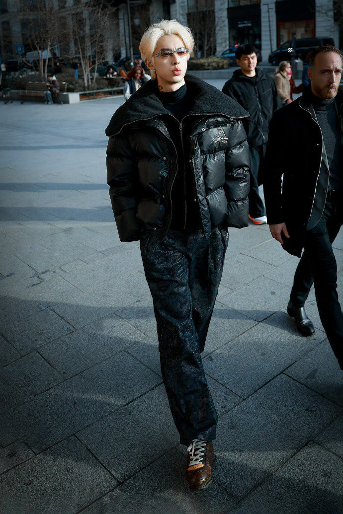 王鹤棣巴黎街头出神图 王鹤棣白金渐变发色allblack造型 王鹤棣巴黎街头出神