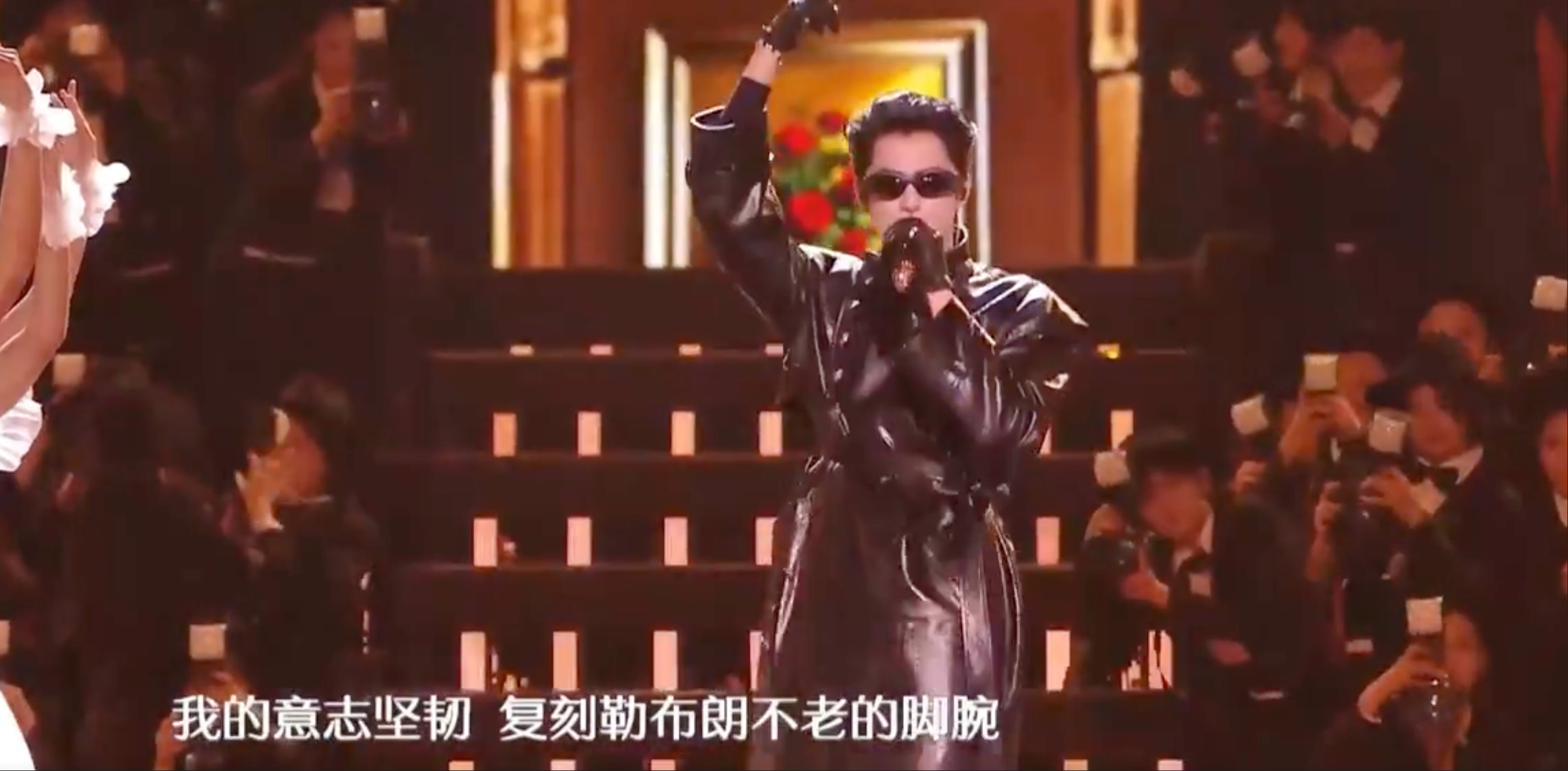 跨年演唱会王鹤棣又致敬詹姆斯了先是歌词，结尾还要复刻戴皇冠经典动作👑他真的太爱