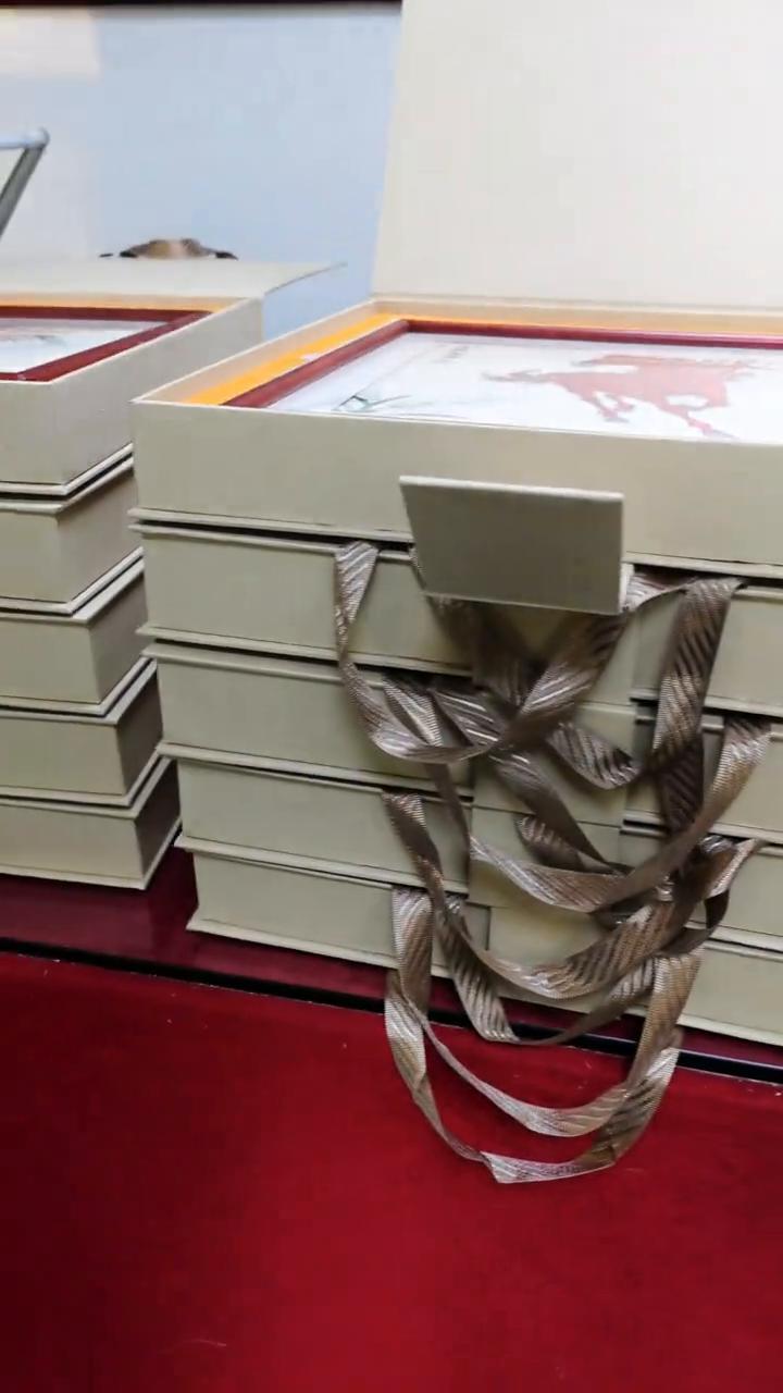 一个老板买的，买了十副，马到成功。这小马多精神，买十副，感谢老板的支持，他搞活动