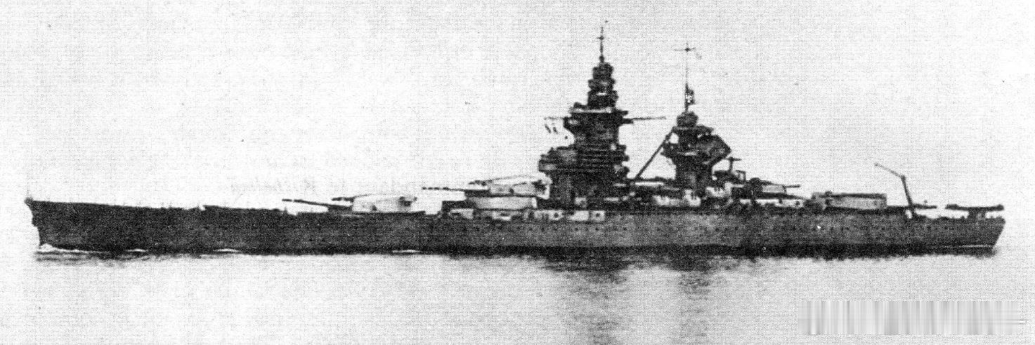 从布雷斯特向达喀尔转进中的黎塞留号战列舰，摄于1940年6月。#军事历史全触达#