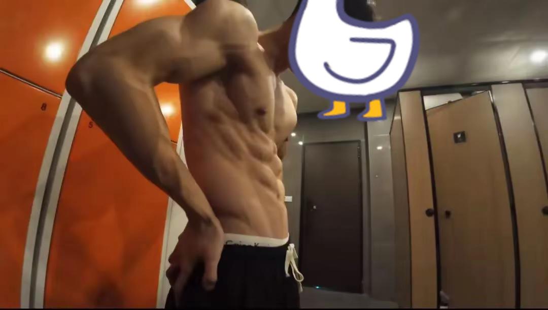 难怪广东女经理把持不住，健身教练的身材就是好，虽然丈夫提供了物质生活，但是她自己