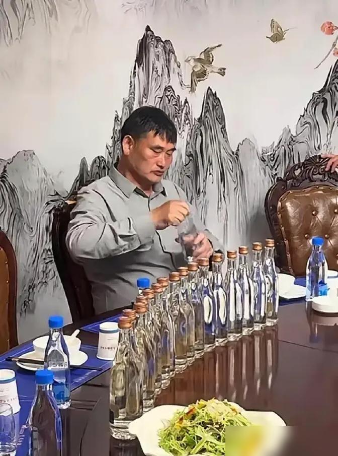 朱之文商演完，主办方带他去本地小饭馆，桌上摆的是30块钱一瓶的光瓶白酒，配的菜是