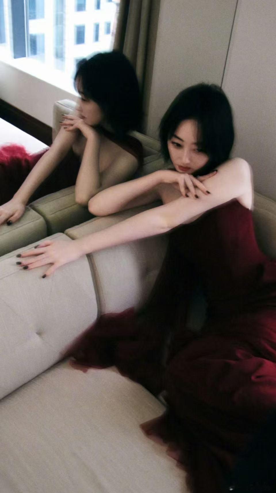 蒋梦婕简直就是氛围感的神！利落露背线条、朦胧薄纱、镜面倒影，酒红色礼裙衬得气质温