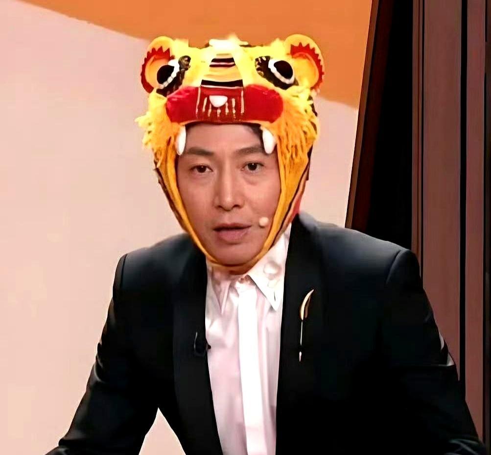 国家级晚会的主持人连续五年靠戴卡通帽上热搜，这并非幽默失误，而是一场算法时代的人