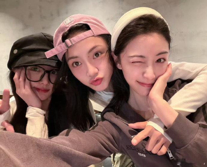 孔雪儿许佳琪谢可寅又聚上了孔雪儿晒与许佳琪谢可寅聚餐合照 孔雪儿许佳琪谢可寅又聚