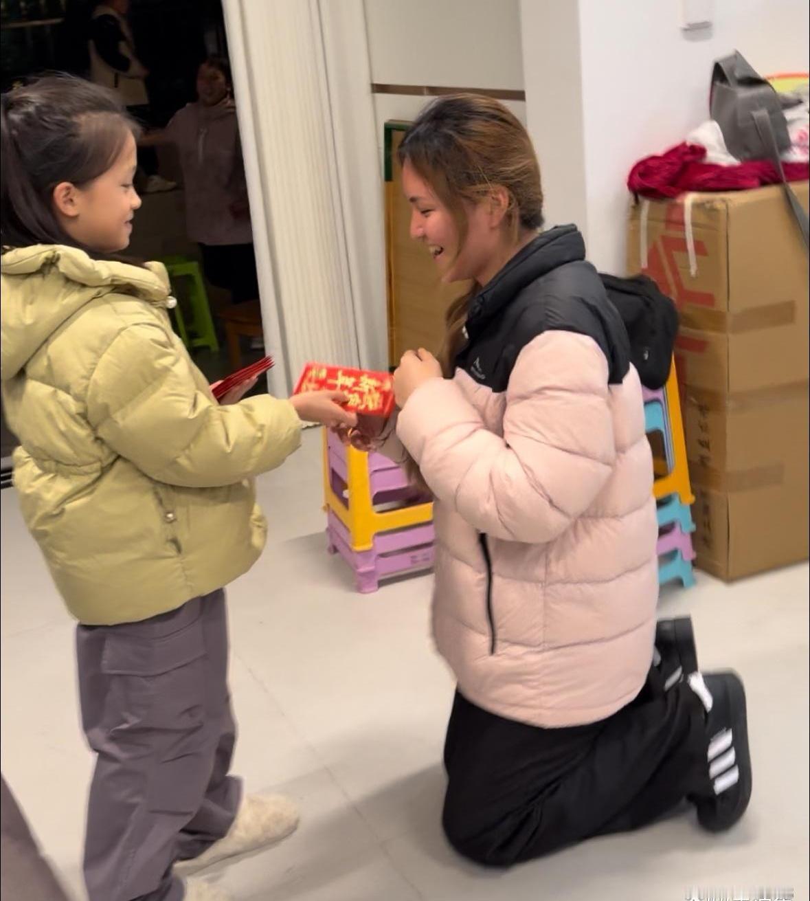 8岁小姨掏空压岁钱发红包，一群大人围着她拜年！场面太魔幻了…

春节拜年，红包都