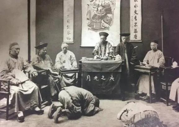 包衣奴才是奴才吗？清朝时包衣奴才的地位比汉人高。


雍正元年，养心殿西暖阁，新