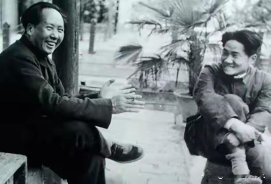 这张照片太珍贵！
毛主席和毛岸英聊天，久别重逢的父子，谈革命、说成长，父亲的教诲