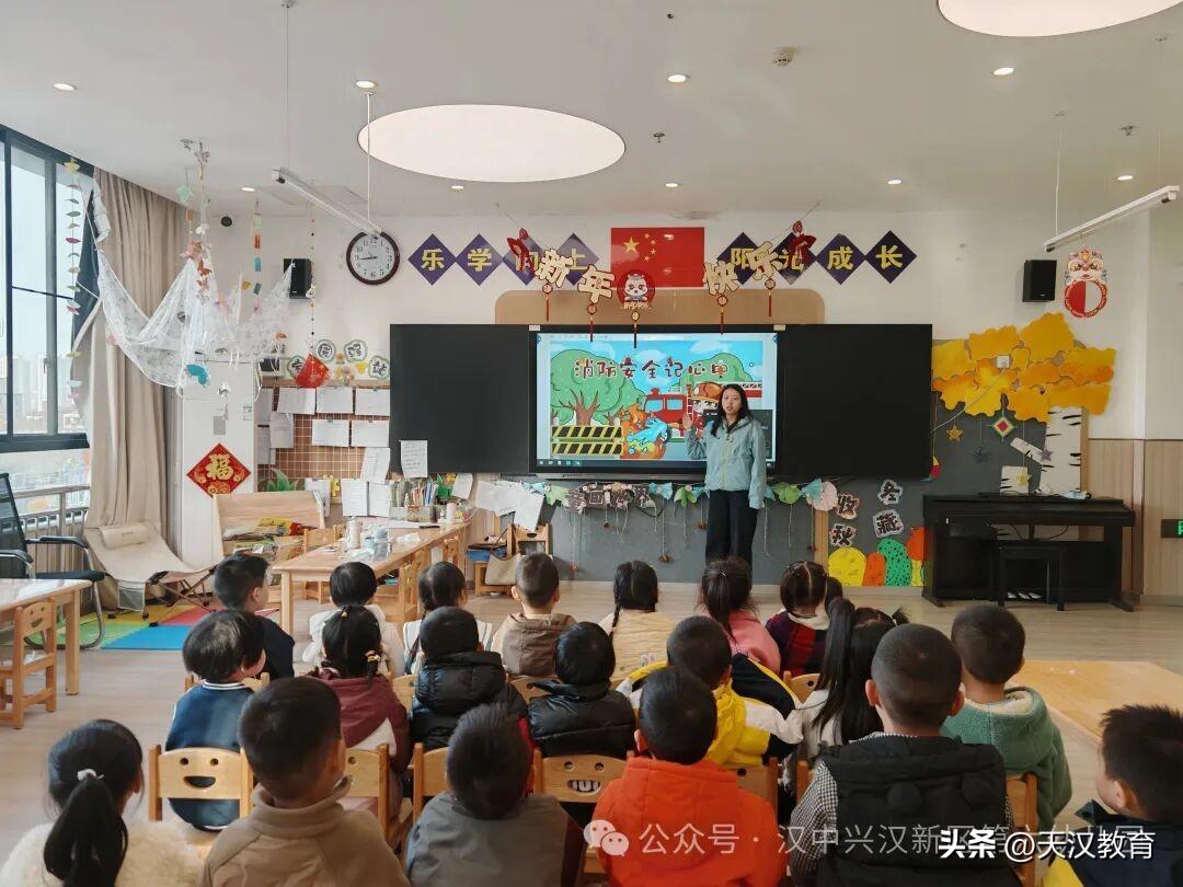 在演练开始前一天，幼儿园召开了全体教师消防安全演练部署会议。会议上，安保处成老师