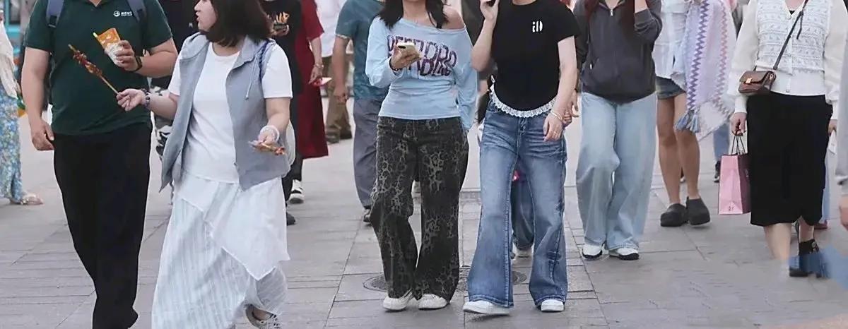 大街上为什么都是穿运动鞋的？

以前很多人穿高跟鞋👠

尖头的，细跟的

更是