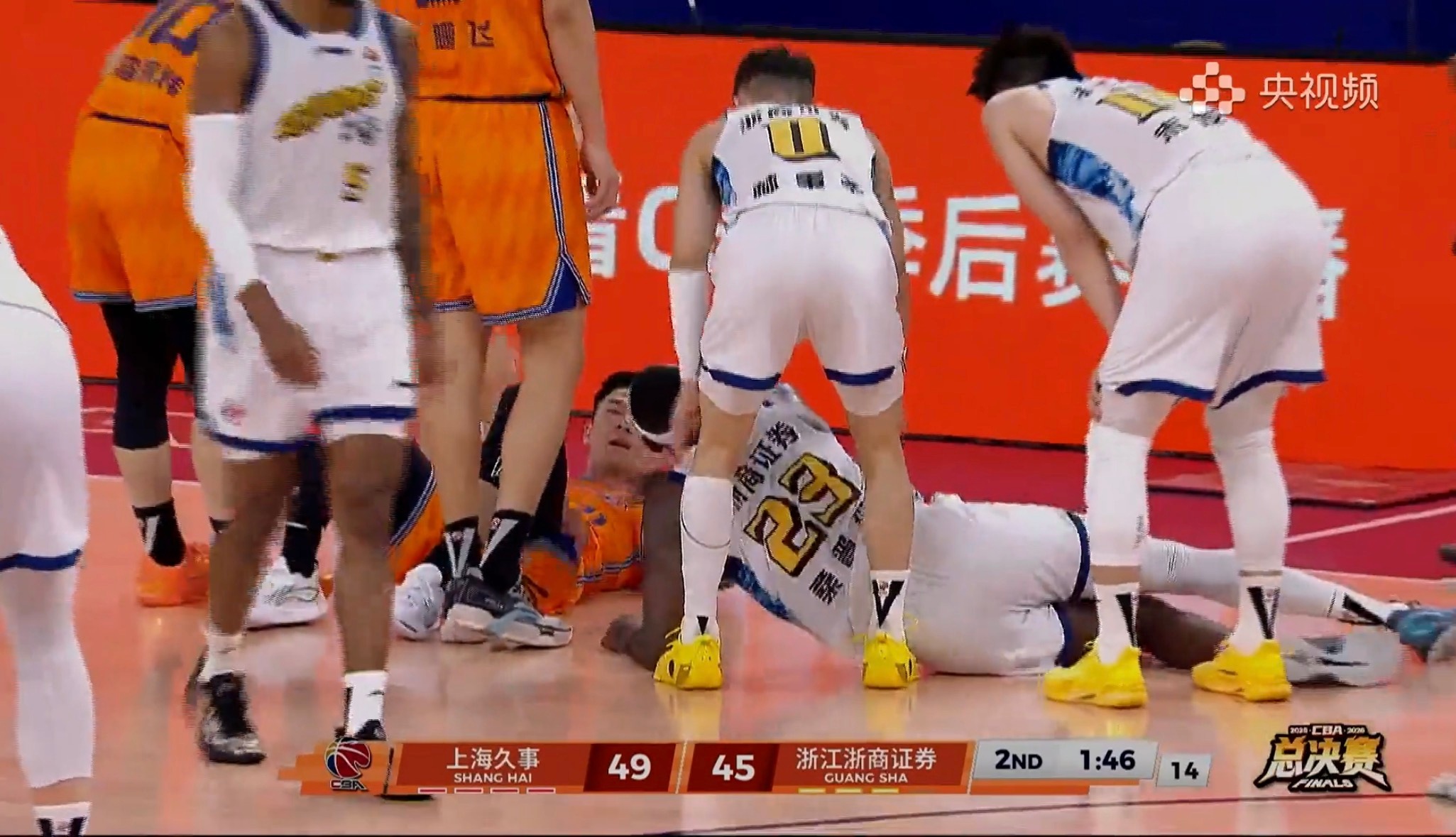 可以看看CBA总决赛，真的挺精彩的！ 
