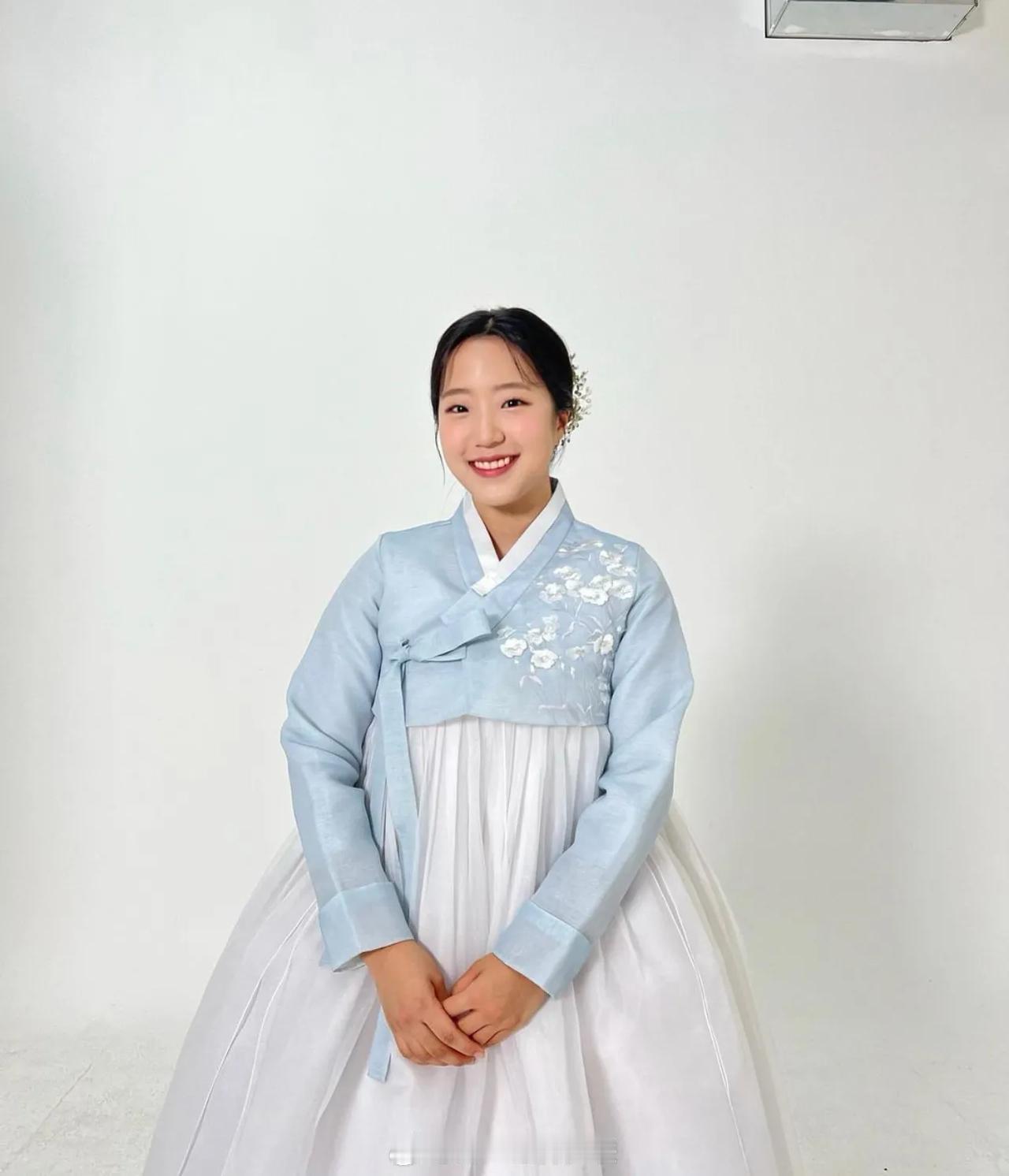 申裕斌穿上民族服装过春节，美美的[烟花][烟花]