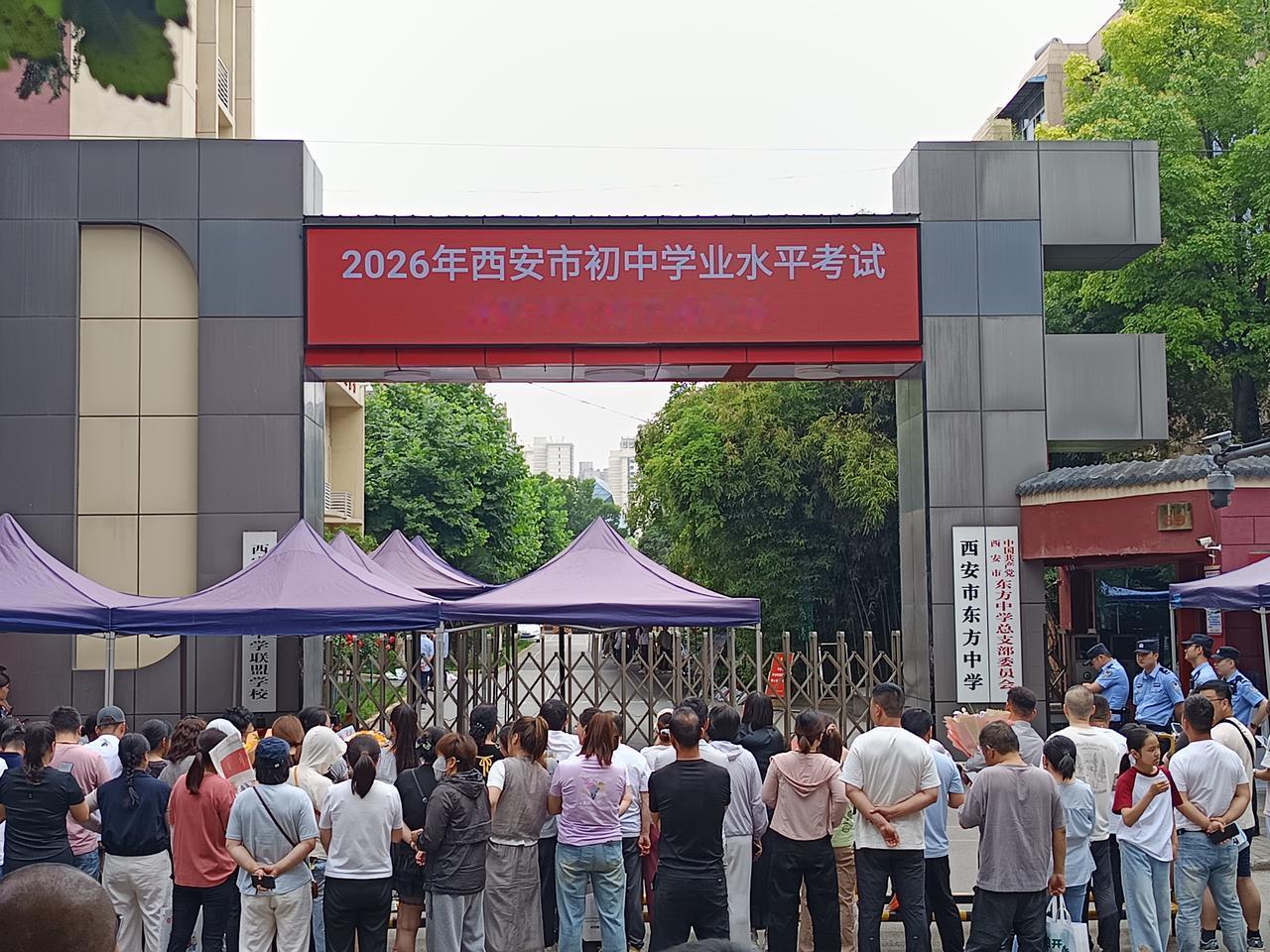 今天是2026年陕西省中考的第一天。各位家长翘首期待的中考语文结束。中考作文分