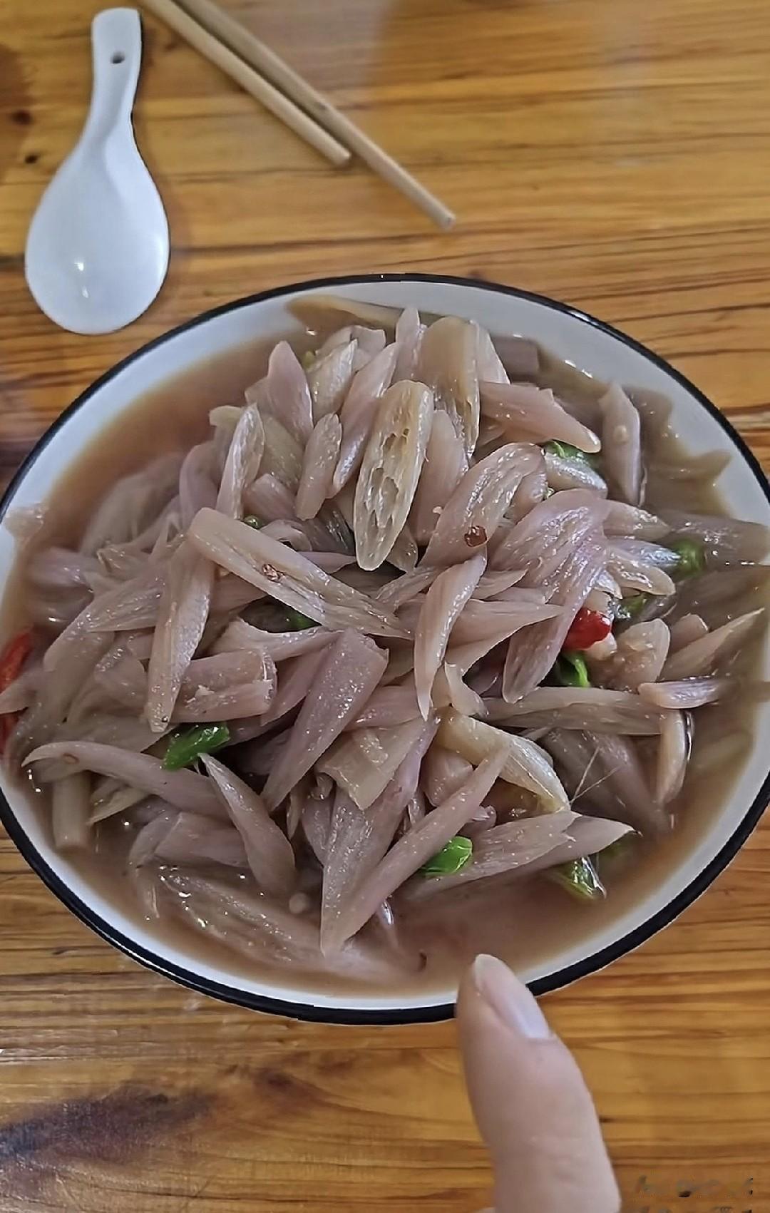 我也是第一次见第一次吃，谁知道这是什么菜？