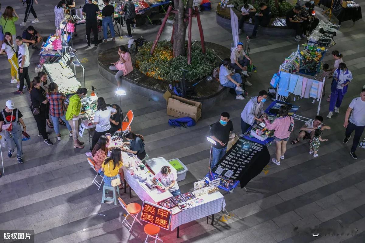 据说，35岁后失业的男人，不要从事的十种工作：
一、摆地摊
二、送外卖
三、开滴