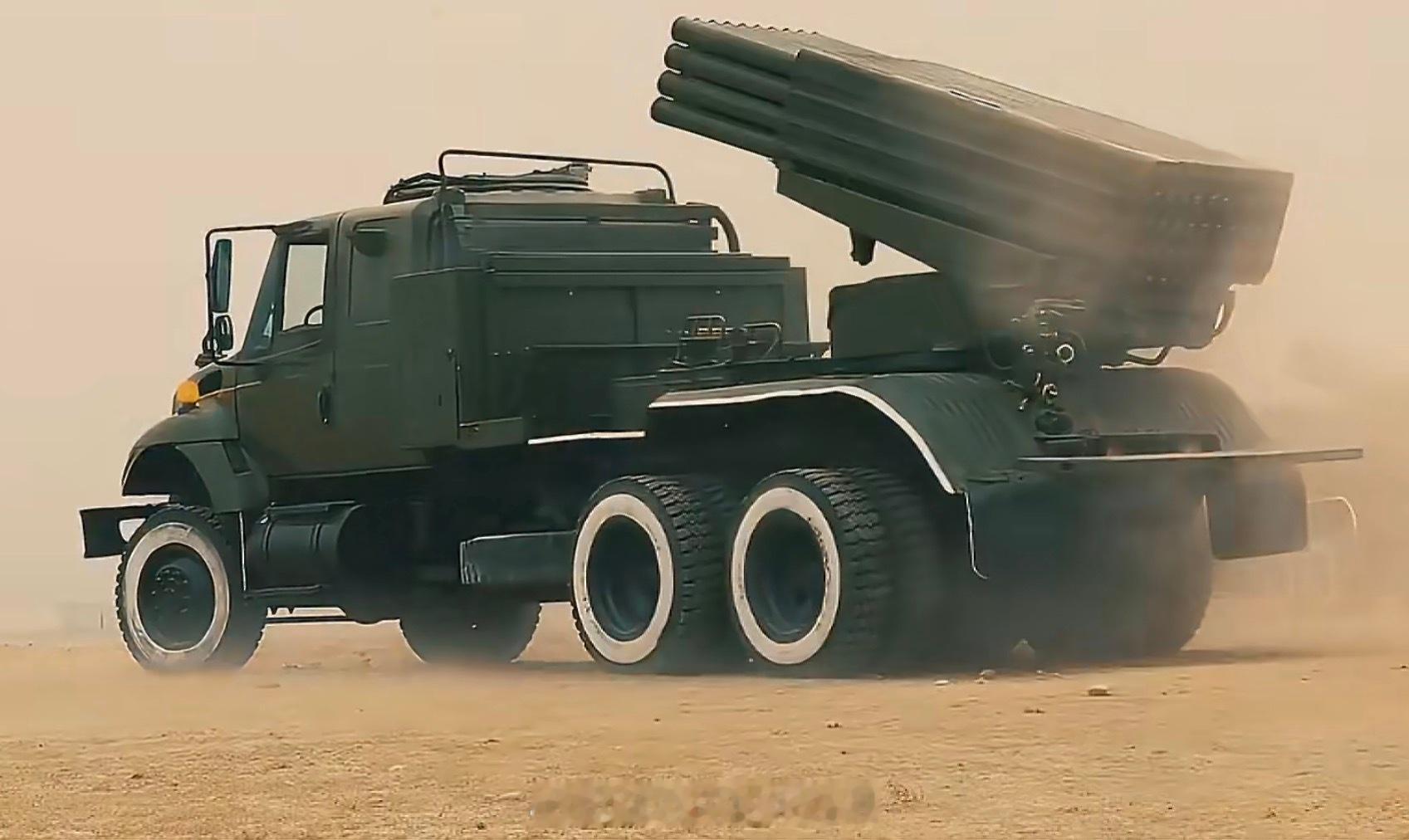 阿富汗炮兵的混血冰雹，把BM-21的上装强行嫁接到美军留下的卡车上，解决老旧底盘