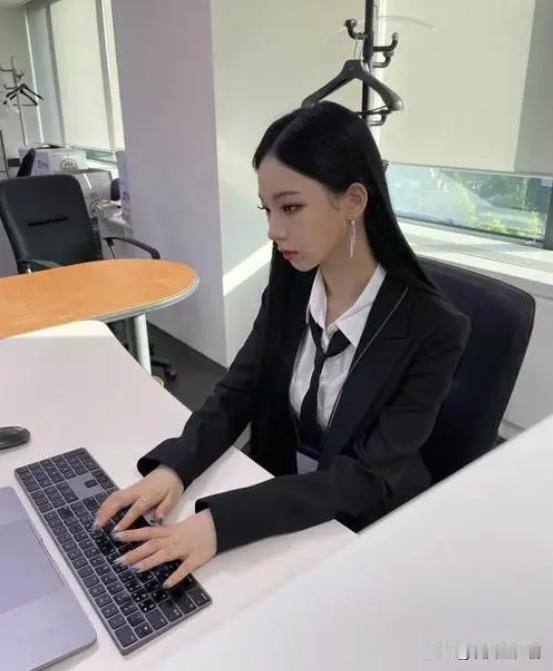 我真的是养了个白眼狼啊！我女儿每个月工资12000左右，昨天我过生日，她大清早就