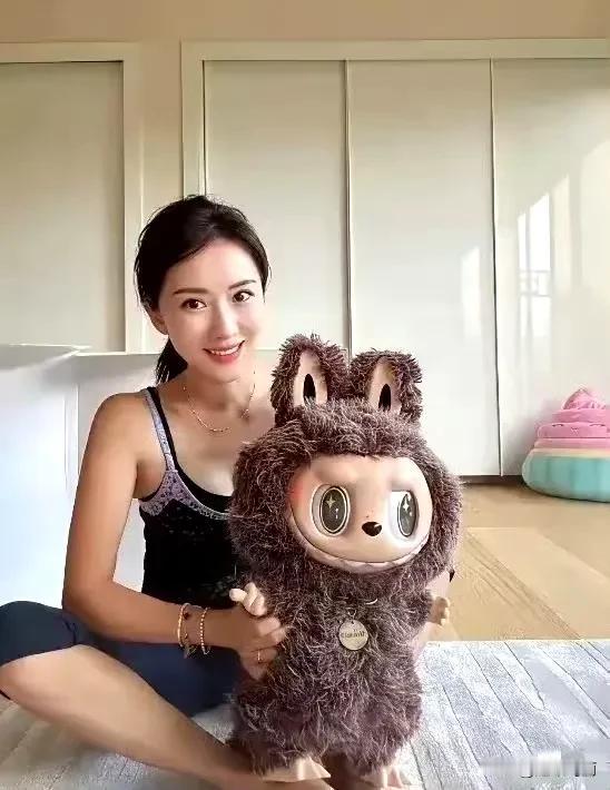 海藻家Labubu大到离谱！粉丝酸了：不会是宋思明送的吧