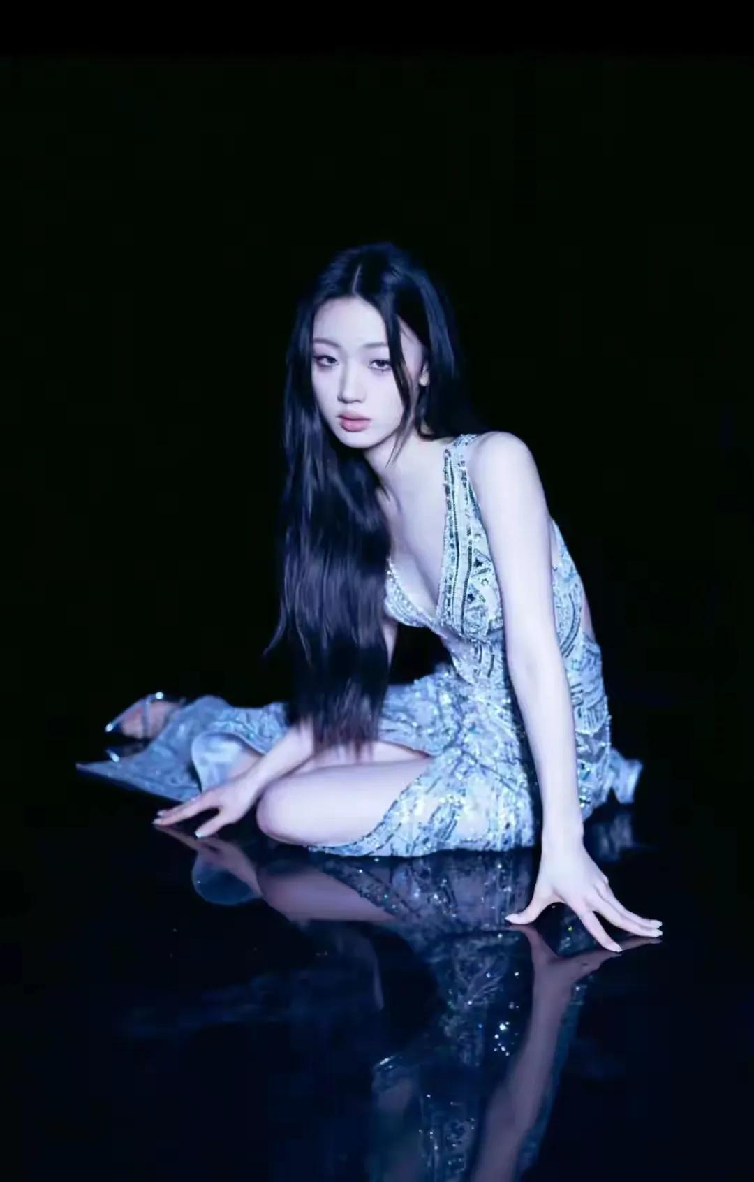 唱了一首《珠玉》，全网都在说单依纯已经超越王菲了。恭喜单依纯。祝愿她能在56岁时