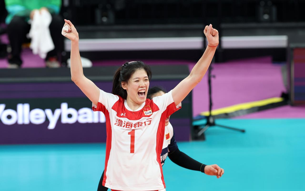 【天津女排3:1巴西海滩获得世俱杯铜牌】
杭州女排世俱杯来到收官日
先进行的铜牌