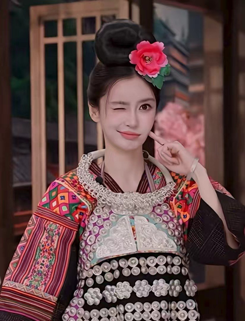 杨颖 angelababy “在无名的街道里，总有无名的花为你野蛮生长。”