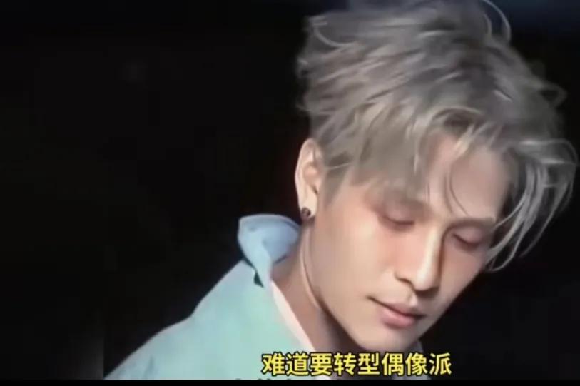 宋小宝整容太成功了，竟然这么帅气。
以前的他又老又土，整容后年轻了，又帅又精神。