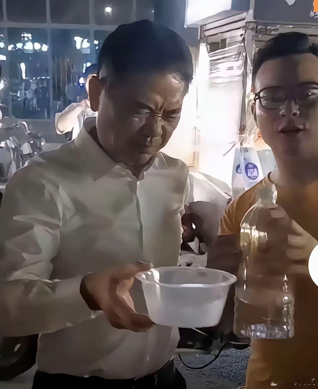 东哥这个身价居然喝喝散装酒！真假营销是真的看得出来的，这脸上的表情应该是真的。 