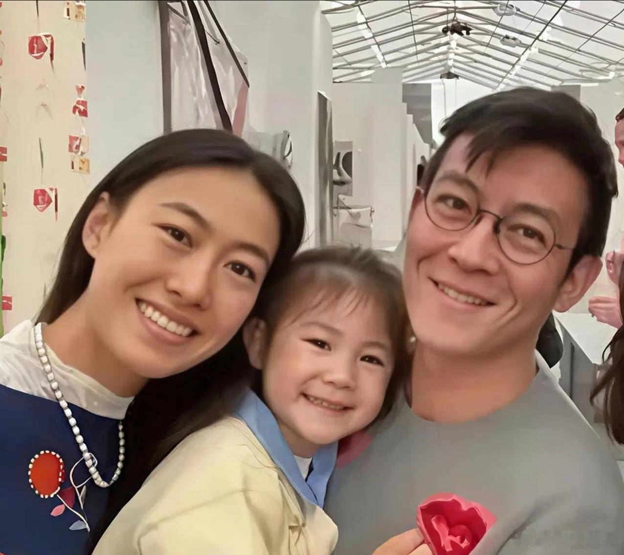 陈冠希越来越像赵本山了，让人感叹男人的花期真短。年少轻狂给他惹了那么大的祸，彻底