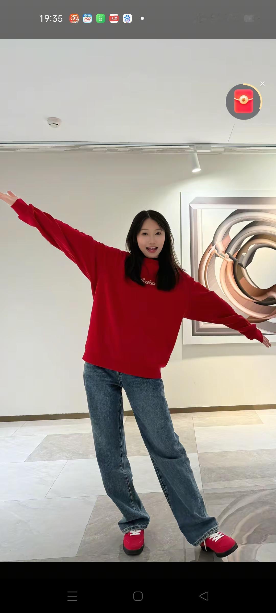 叶锐聪的姐姐叶梓晴已经来到了浙江杭州安踏销售总部 ，明天她将和妈妈一起带货安踏品