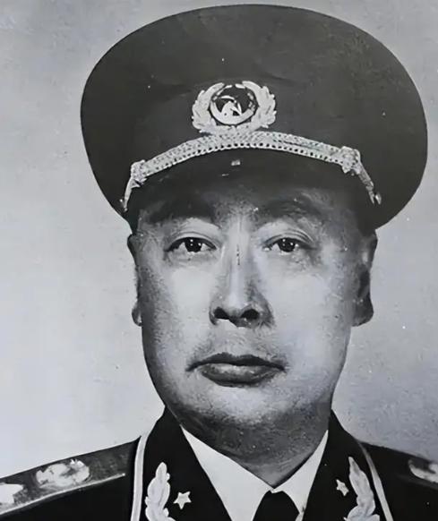 1960年，陈毅访问阿富汗归来，在新疆伊犁停留，在机场接见了苏联驻伊犁领事，然后