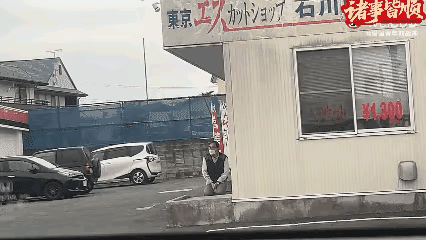 一个五十多岁的日本店员跪在店门口迎接客人。
这是日本闻名于世的跪式服务。

为什