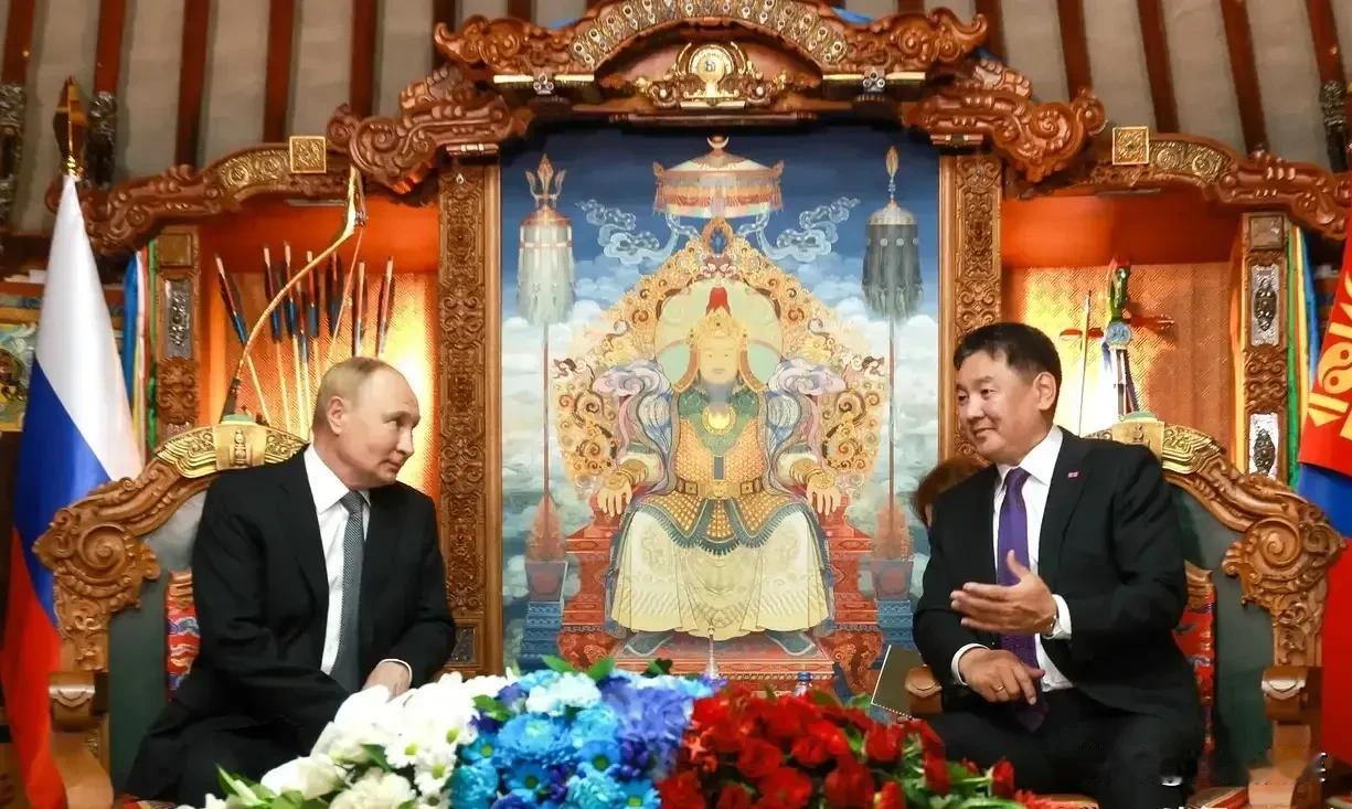蒙古国总统呼日勒苏赫与普京总统之间的画像应该是成吉思汗吧，蒙古国人一直把成吉思汗