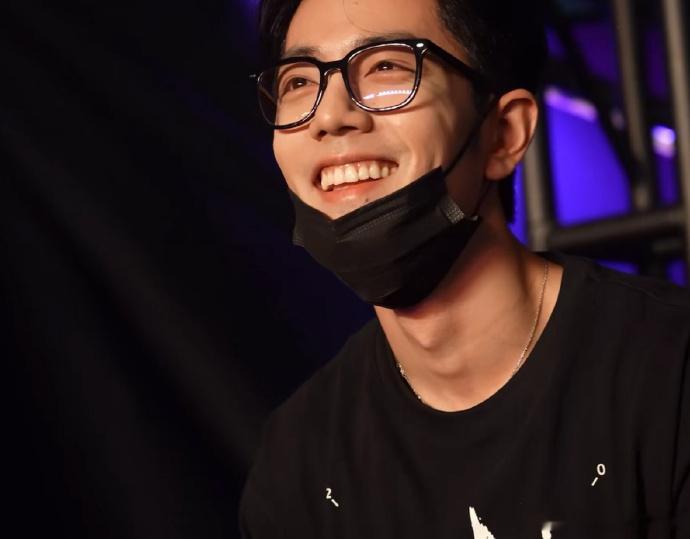 肖战快乐的时候眼睛会亮晶晶肖战小站记成立七周年 肖战小站记成立七周年啦，是肖战快