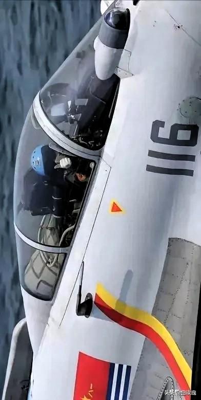 歼10C遭遇外机挑衅这事太提气了！3月27日，特级飞行员武辉驾驶歼10C在南海巡