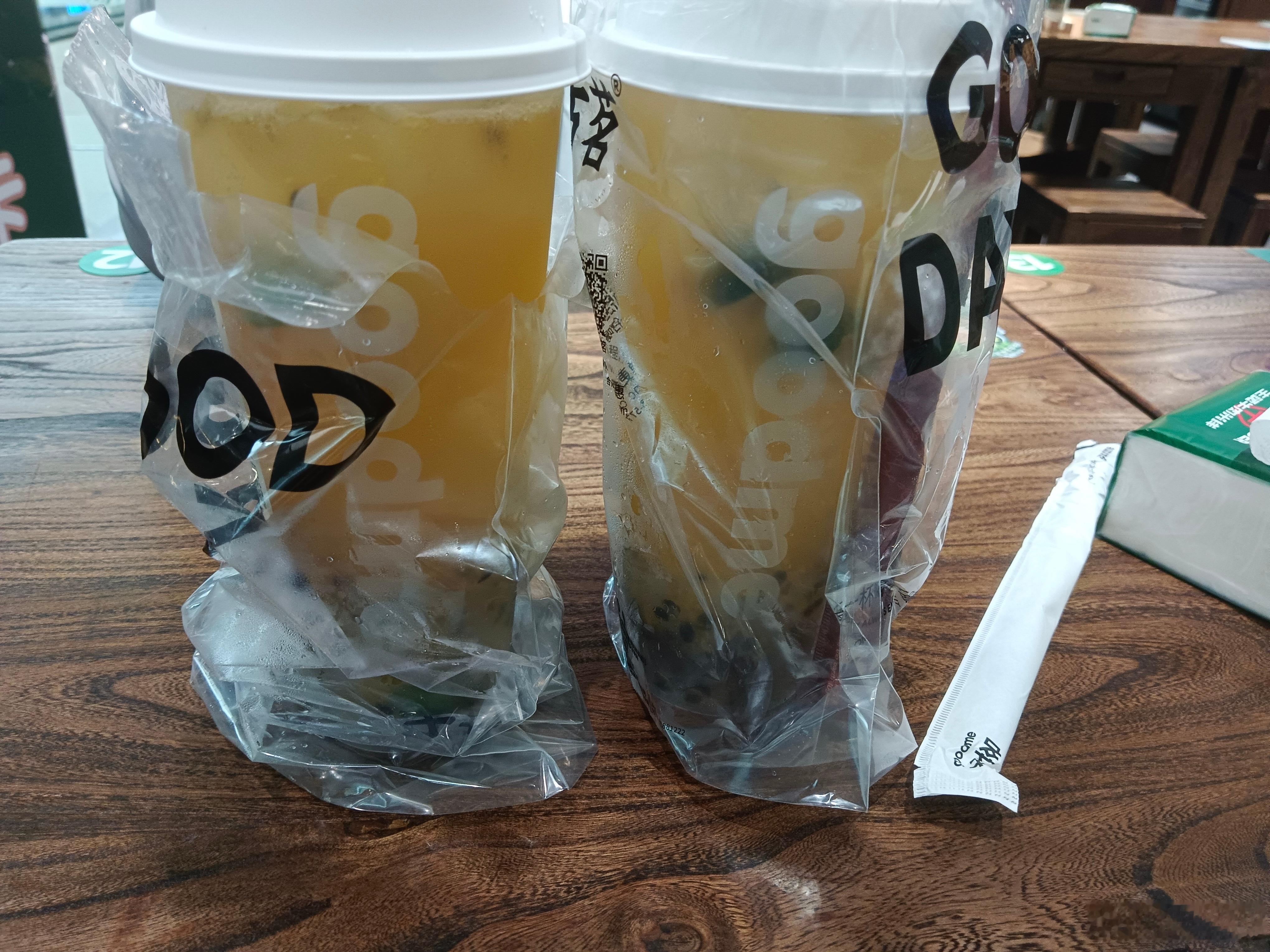 嗯…突然想到之前摇奶茶，结果那个古茗店没有封膜，它就漏了，我还以为是我咋了… 