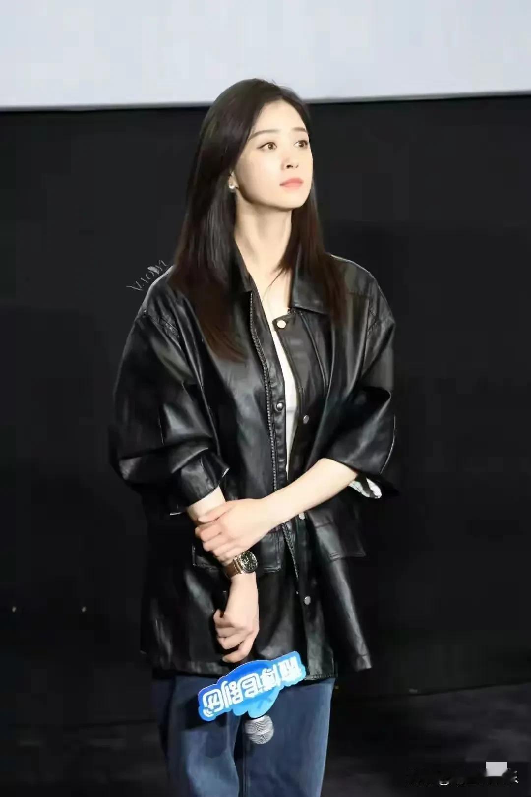 蒋欣，40+女星颜值回春“天花板”吧！
瘦身成功的她越来越美了，
不仅身材好了，